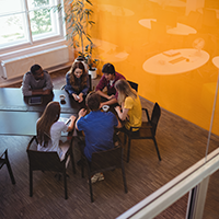 Grupo_de_jóvenes_estudiando