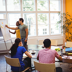 Grupo_de_jóvenes_estudiando_2